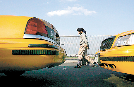 נהג מונית בנמל התעופה JFK. ההודים דומיננטיים גם במוניות, מלונאות וגידול אפרסקים, צילום: איי אף פי