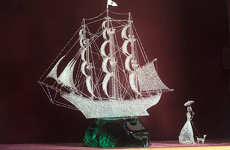 הספינה שיצר בן סימון מזכוכית לפי "קו אונידין". יש גם פסלי נשים, ברבורים ועקרבים