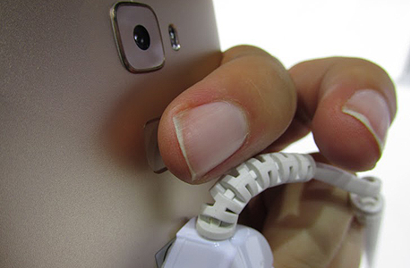 הזנת אצבע חדשה, למשל, לוקחת כחצי דקה לעומת דקה או שתיים באייפון 6, צילום: עומר כביר