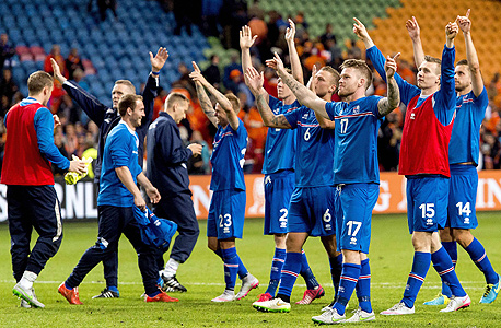 נבחרת איסלנד. הליגה האיסלנדית היא חצי מקצוענית ורק מעטים מהכדורגלנים האיסלנדים במדינה יכולים להתרכז אך ורק בכדורגל (במשך 7 חודשים לא משחקים כדורגל בכלל על האי) אבל עם יותר מ-90 מקצוענים ברחבי אירופה, לאיסלנדים יש מבחר שחקנים די גדול. בטח ביחס לאוכלוסייה שלהם, צילום: איי אף פי