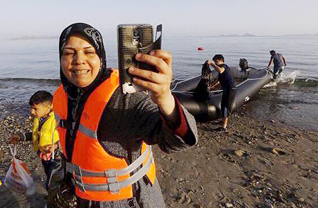 פליטים סורים עולים על סירה לאירופה