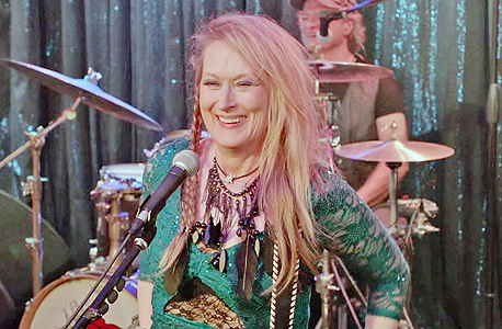 "ריקי והפלאש". סטריפ שרה לייב ולא מפספסת תו "ריקי והפלאש". סטריפ שרה לייב ולא מפספסת תו