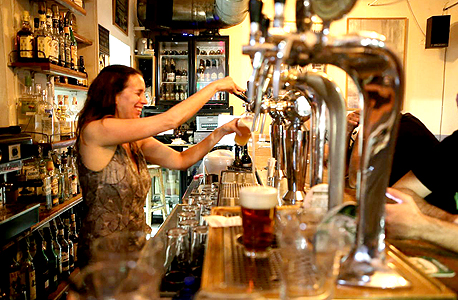 ברזי בירה בפאב המנזר. מהמקומות הראשונים שהורידו את המחירים