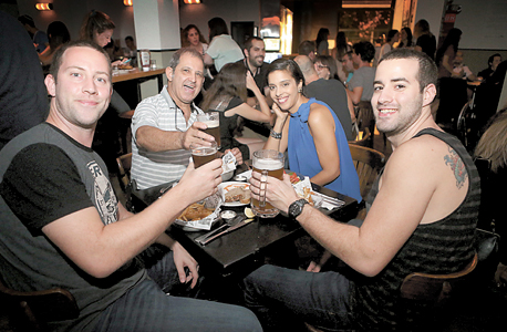 מבלים בג'מס בפתח תקווה. המחירים החדשים נוספו בכתב יד