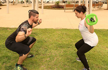 עבודה עם משקולת ה-Barbell SRT. מתאים למתאמנים בכל דרגת כושר עבודה עם משקולת ה-Barbell SRT. מתאים למתאמנים בכל דרגת כושר