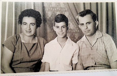 1955- יוסף קלפטר, בן 10, עם הוריו שרה וברוך בראשון לציון