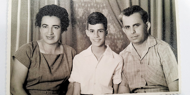 1955- יוסף קלפטר, בן 10, עם הוריו שרה וברוך בראשון לציון