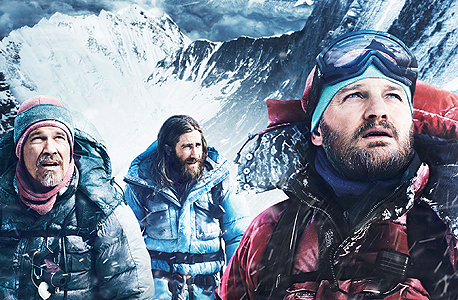 מימין: קלארק, ג’ילנהול וברולין. פיצוי על חולשת התסריט מימין: קלארק, ג’ילנהול וברולין. פיצוי על חולשת התסריט