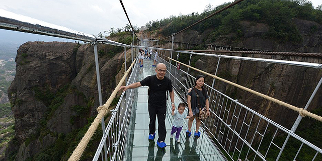 לאמיצים בלבד: גשר תלוי בגובה 1,080 מטר עם רצפת זכוכית נפתח בפארק לאומי בסין