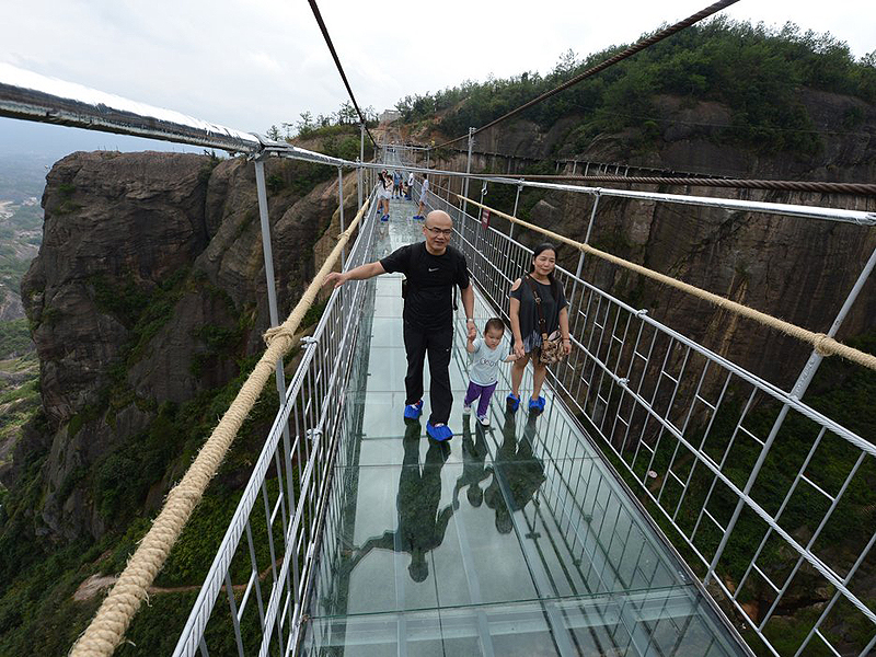 תיירים צועדים על הגשר. לטענת הבנאים "הגשר יישאר יציב גם אם יקפצו עליו"