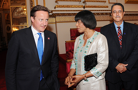 ראש ממשלת ג'מייקה פורשיה סימפסון מילר ועמיתה דיוויד קמרון