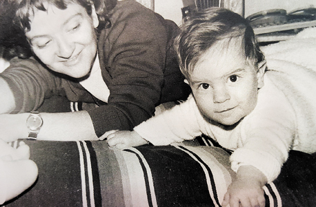 1964. דיויד גילה, בן תשעה חודשים, עם אמו, ירושלים