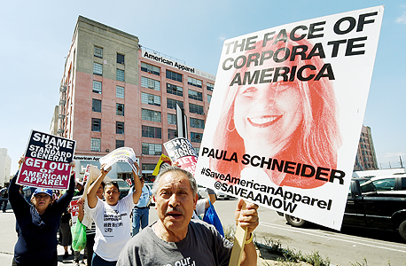 הפגנת עובדי אמריקן אפרל נגד המנכ"לית החדשה שניידר, השנה. אורחים של צ