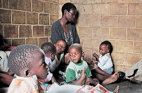 תושבי זימבבואה עם תרומת מזון