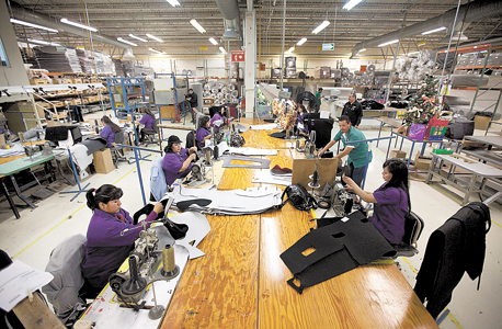 עובדים במפעל אמריקאי במקסיקו