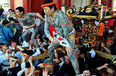 חברי היאקוזה משתתפים בפסטיבל סנג'ה מטסורי בטוקיו