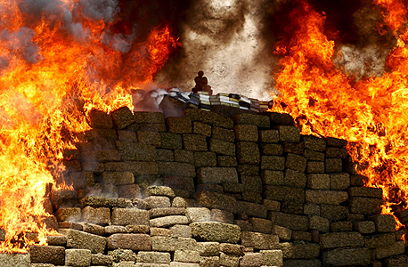 מקסיקו. שריפת ערימות סמים שנתפסו.  המחסור מייד מושלם בסחורה טרייה, צילום: רויטרס