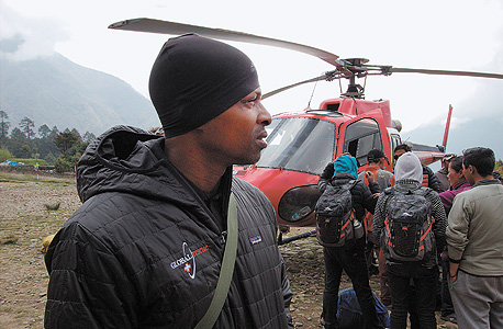 חסן אנדרסן, פרמדיק של גלובל רסקיו, בפעולת חילוץ בנפאל. "שוכב לו שם בחור, ורק משום שהוא לא יכול להרשות לעצמו את הטיפול, נחרץ גורלו למות"