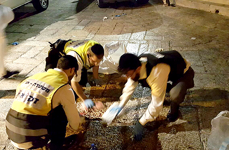 צוותי זק"א מטפלים בפיגוע דקירה באירוע קודם בעיר, צילום: זק"א
