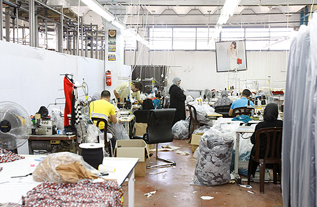 עובדים פלסטינים במתפרת בגדים באזור התעשייה ברקן. 14 אזורי תעשייה בגדה