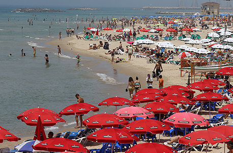 חוף הים בתל אביב. מספר הלינות של תיירים ישראלים עלה ל-6 מיליון במחצית הראשונה של השנה, צילום: אביגיל עוזי