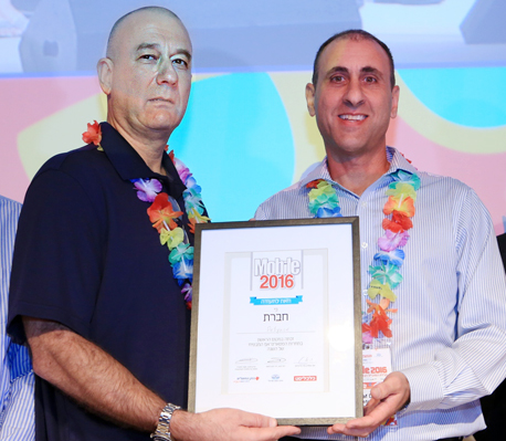 מימין: אסף דגן ואבי מנקס מ-PetPace, הזוכים במקום ראשון בתחרות סטארט-אפים 2015 
