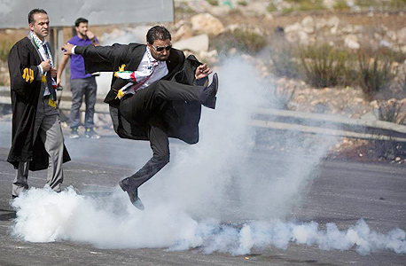 עורך דין פלסטיני בהפגנה ליד רמאללה 