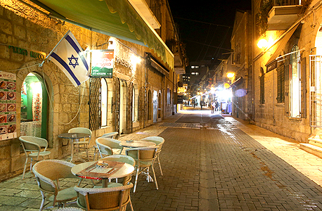 בתי קפה ריקים בנחלת שבעה בירושלים, לאחר אירועי הטרור בשבוע שעבר