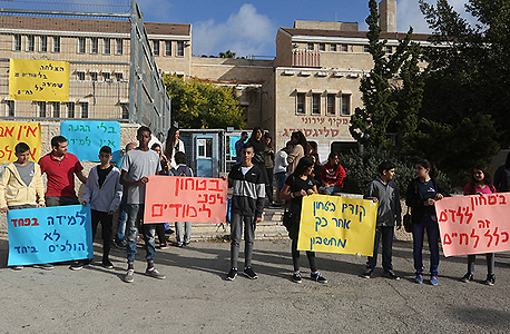 מפגינים בבית הספר סליגסברג בשכונת ארמון הנציב בירושלים להגברת האבטחה במוסדות החינוך