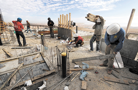 פועלים פלסטינים בונים בהתנחלויות