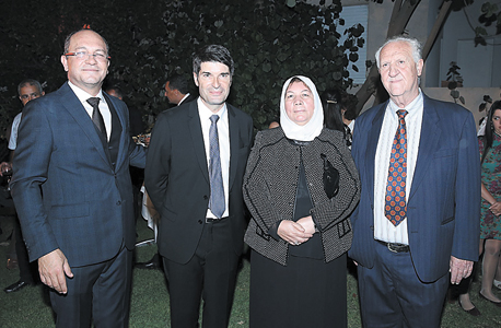 מסלמני עם הוריו חאדר ונייפה והשגריר פטריק מזונאב בטקס ביום חמישי, צילום: רפי דלויה