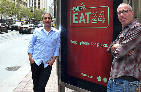 שרון (משמאל) ואייזנשטיין ליד פרסומת חוצות של החברה בסן פרנסיסקו. שרון: "מכרנו ל־Yelp כי הם לא דרשו שנמכור את הנשמה"