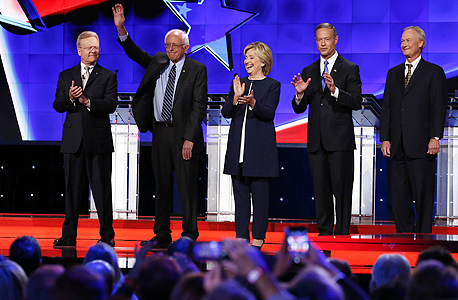 המועמדים בעימות הדמוקרטי (מימין): צ'אפי, אומיילי, קלינטון, סנדרס, ווב