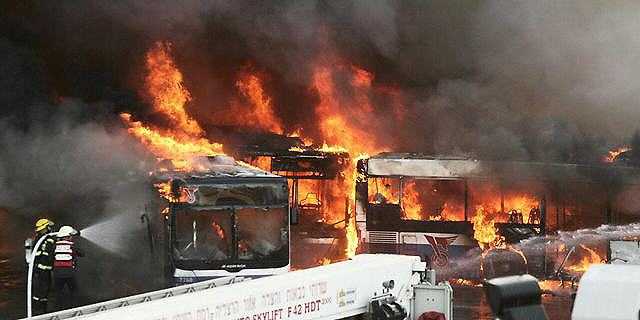 32 אוטובוסים עלו באש במסוף של דן בר&quot;ג; &quot;השירות לא ייפגע&quot;