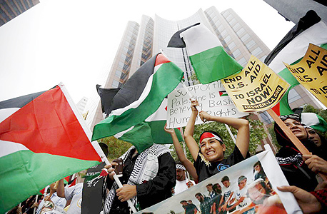 מפגינים פרו פלסטינים מחוץ לקונסוליה בלוס אנג