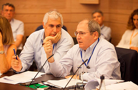 מימין יו"ר כיל ניר גלעד ואבי דויטשמן בדיון בכנסת, צילום: עומר מסינגר