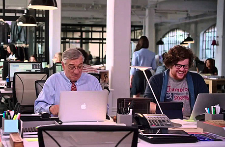 רוברט דה נירו (משמאל) בסרט "המתמחה". בהוליווד קל יותר למצוא עבודה בגיל מאוחר