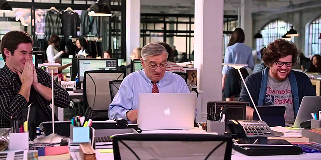 רוברט דה נירו (משמאל) בסרט "המתמחה". בהוליווד קל יותר למצוא עבודה בגיל מאוחר