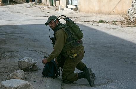 חייל צה"ל ב חברון טרור איתיפאדה, צילום: אוהד צויגנברג