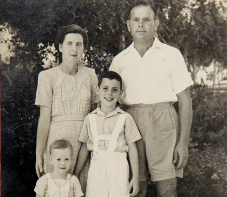 1948. צבי סטפק בן השנתיים עם אמו אסתר, אביו פנחס ואחיו ידעאל (8), תל אביב