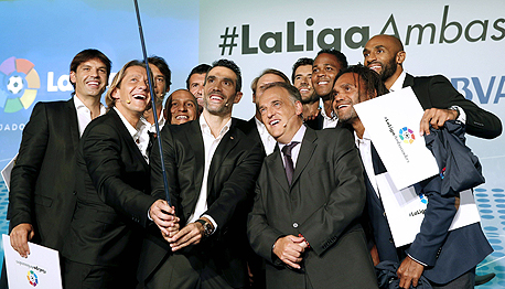 חאביור טבאס (באמצע) ושחקנים מהליגה הספרדית. ההפסדים עשויים להסתכם במיליארד יורו, צילום: אי פי איי