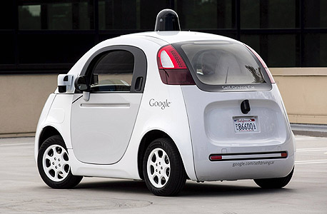 המכונית העצמאית של גוגל בעת מבחן נהיגה בספטמבר. ווקר־סמית: "אם המכונית צריכה להחליט לעתים קרובות את מי לדרוס, כנראה שהיא פשוט נוסעת מהר מדי", צילום: רויטרס