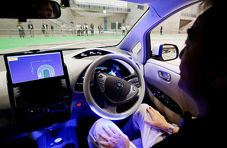 הדגמת גרסה ראשונית של מערכת "הנהג האוטונומי", במכונית ניסאן Leaf, טוקיו 2013. 