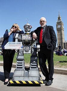 שארקי עם כלת פרס נובל לשלום ג'ודי וויליאמס, מוחה נגד פיתוח רובוטי קרב עצמאיים