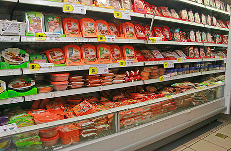 מדפי בשר מעובד בסופרמרקט נקניקים נקניקיות שניצלים, צילום: דנה קופל