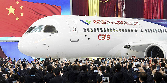 סין חשפה מטוס נוסעים גדול ראשון מתוצרתה שיתחרה בבואינג ובאיירבוס