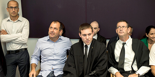 אמיר ברמלי (שני משמאל) בבית המשפט, צילום: יובל חן