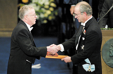 אקרלוף מקבל את פרס הנובל ממלך שבדיה ב-2001