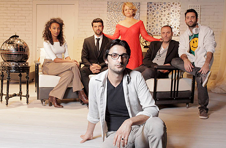 כפיר אזולאי עם צוות השחקנים של ההצגה "כבוד אבוד" בהקאמרי כפיר אזולאי עם צוות השחקנים של ההצגה "כבוד אבוד" בהקאמרי