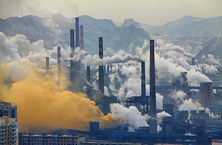 מפעל בסין שמזהם את האוויר, צילום: cc by Andreas Habich